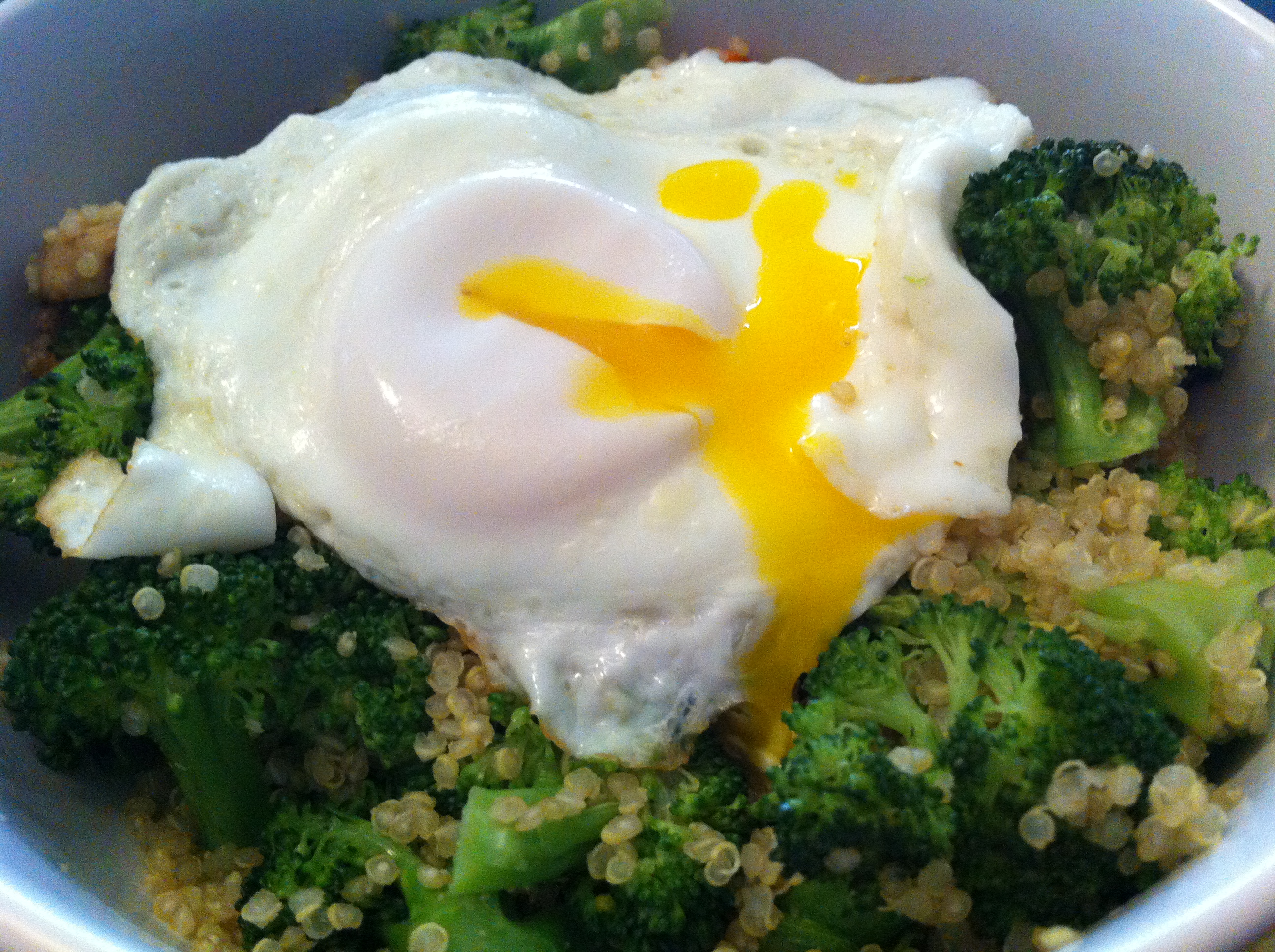 Cooked Quinoa with Mixed Vegetables and an Egg