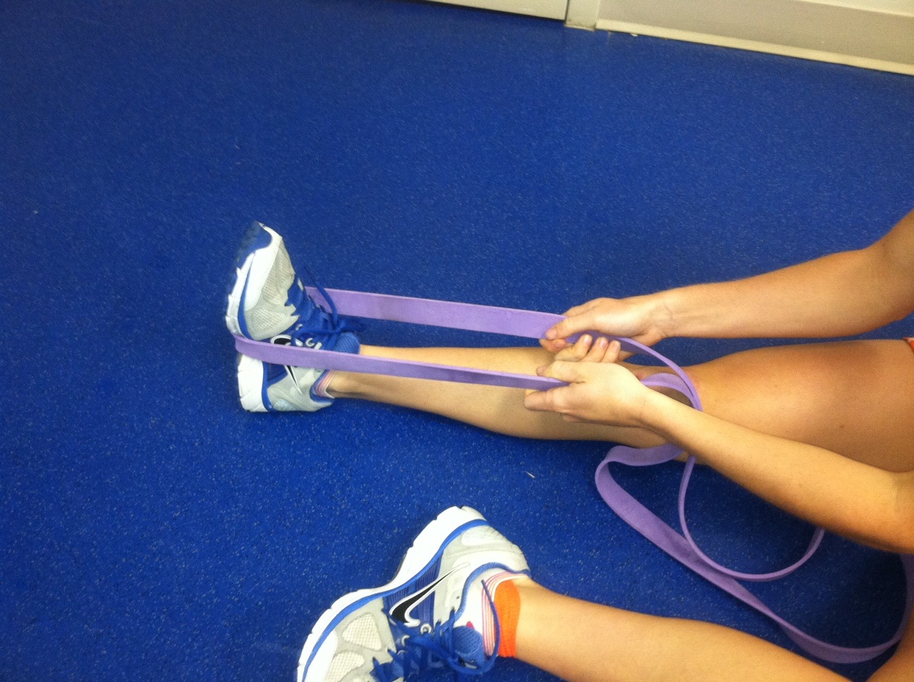 Stretches for tight legs: 5 resistance band exercises 